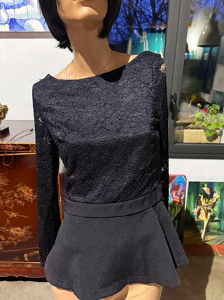 Elegante camisa negra encaje manga larga