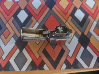 Accendino Zippo con design fiamma