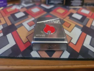 Accendino Zippo con design fiamma
