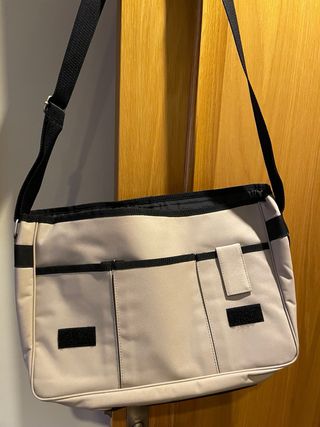 Bolso bandolera Lacoste beige y negro