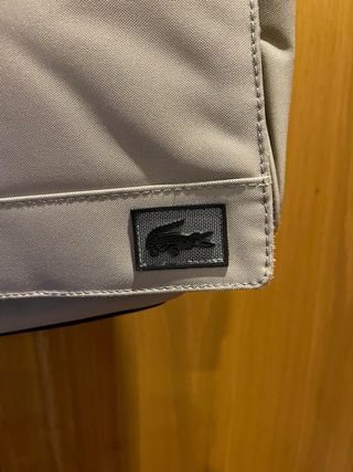 Bolso bandolera Lacoste beige y negro