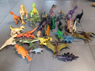 Lote de 29 dinosaurios pequeños