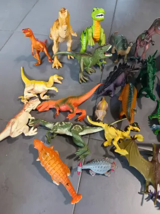 Lote de 29 dinosaurios pequeños