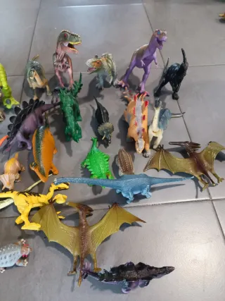 Lote de 29 dinosaurios pequeños