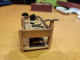 Miniatura banco de trabajo con herramientas