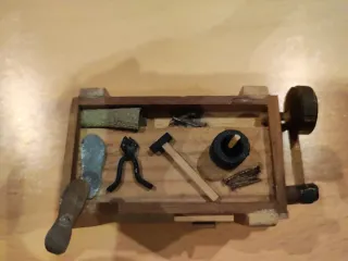 Miniatura banco de trabajo con herramientas