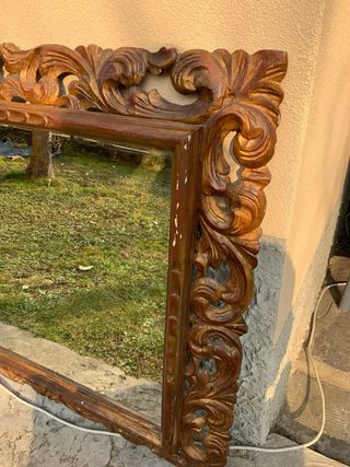 Specchio con cornice barocca dorata