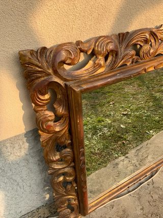 Specchio con cornice barocca dorata