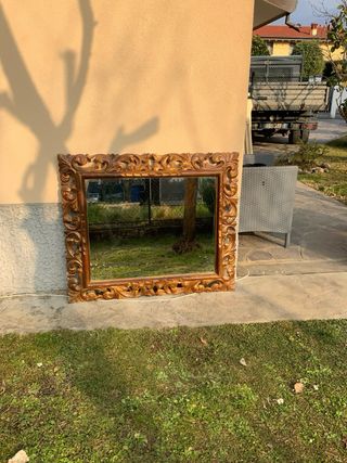 Specchio con cornice barocca dorata