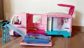 Autocaravana Barbie con Piscina
