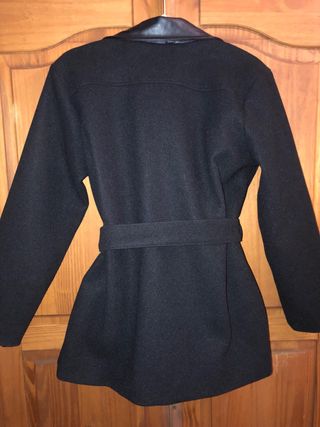 Chaqueta negra con solapa efecto piel