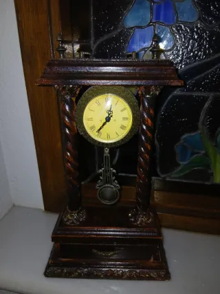 Reloj de sobremesa antiguo de madera