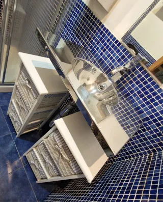 Composición de baño en acero y madera