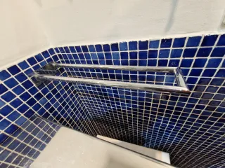 Composición de baño en acero y madera