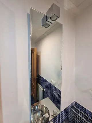 Composición de baño en acero y madera