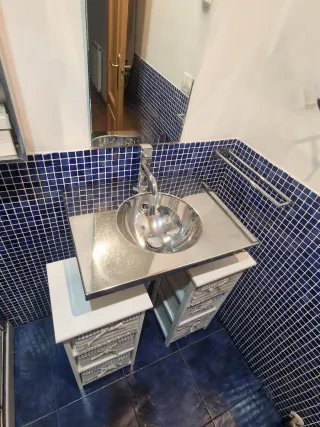 Composición de baño en acero y madera