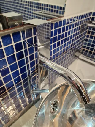 Composición de baño en acero y madera