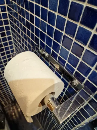 Composición de baño en acero y madera