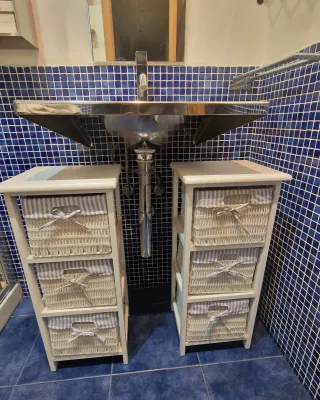 Composición de baño en acero y madera