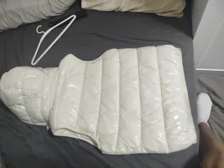 Chaqueta blanca acolchada con capucha