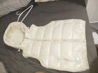 Chaqueta blanca acolchada con capucha