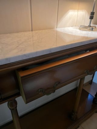 Mesa de entrada antigua con mármol