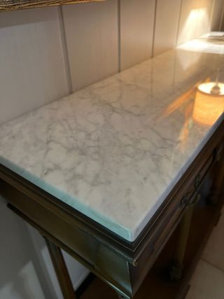 Mesa de entrada antigua con mármol