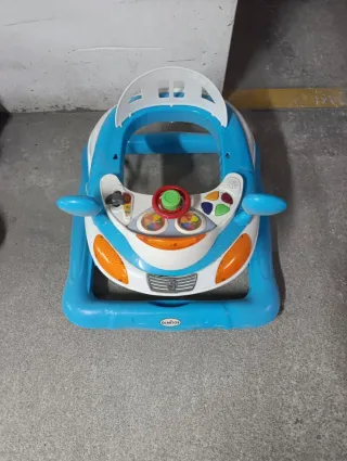 Andador infantil coche azul y blanco