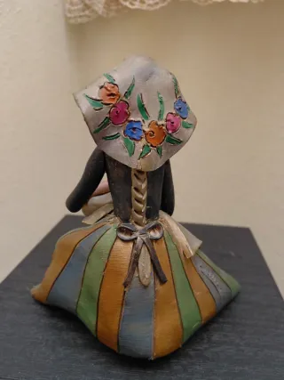 Figura de barro mujer con ganso