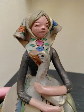 Figura de barro mujer con ganso