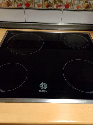Vitrocerámica Balay 4 fuegos con horno.