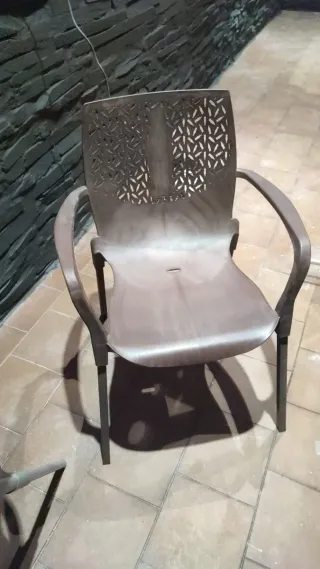 Sillas de plástico marrones oscuro de mahou