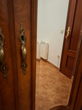 Armario de madera con 4 puertas y espejo. URGE!