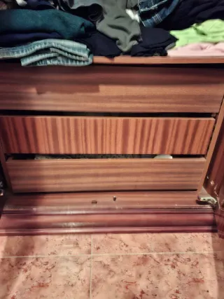 Armario de madera con 4 puertas y espejo. URGE!