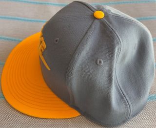 Gorra Nike Gris y Amarilla.