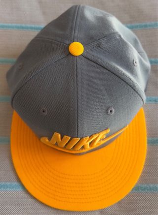 Gorra Nike Gris y Amarilla.