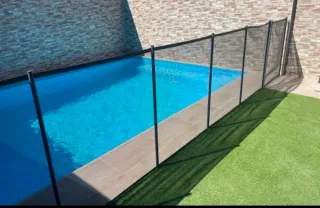 Valla protectora piscina negra y transparente