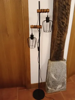 Lampada da terra in metallo e legno