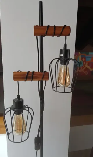 Lampada da terra in metallo e legno