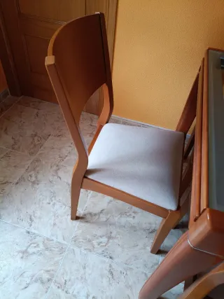 Mesa de comedor de madera y cristal extensible