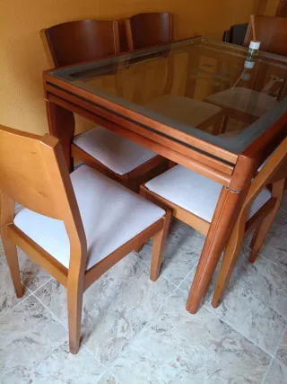 Mesa de comedor de madera y cristal extensible