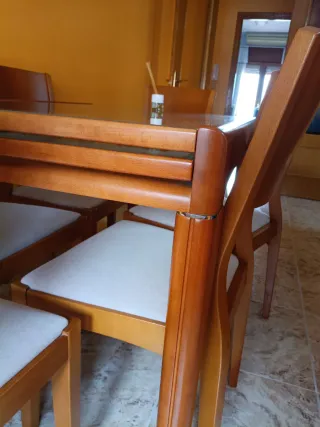 Mesa de comedor de madera y cristal extensible