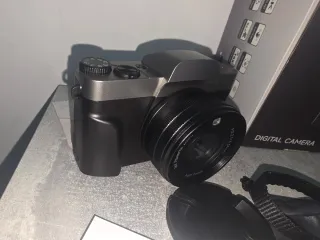 Cámara Digital 4K Negra y Plateada