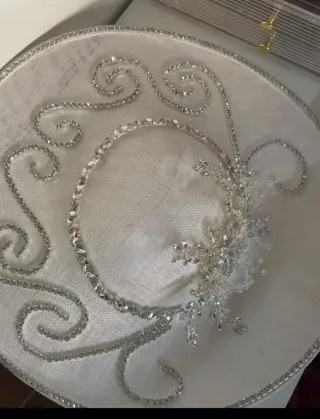 Pamela plateada y blanca con pedrería.