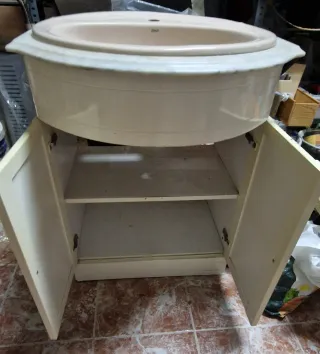 Lavabo Roca con mueble beige y mármol