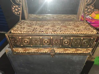 Tocador de metal y mimbre con espejo....