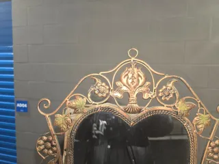 Tocador de metal y mimbre con espejo....