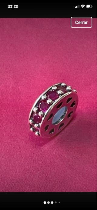 Charm plata con piedras rojas