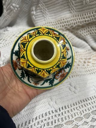 Tintero antiguo con plato decorado a mano y firmad