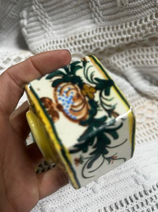 Tintero antiguo con plato decorado a mano y firmad